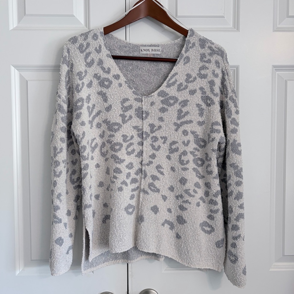 Knox Rose Light Gray Animal Print V-Neck Sweater